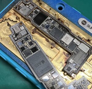 モトニスーiPhone基板修理-セパレートしたロジックボード