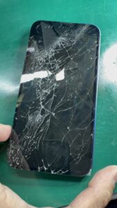 車に轢かれたiPhone13基板修理、破損状況１