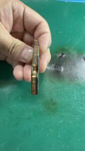 車に轢かれたiPhone13基板修理、破損状況3