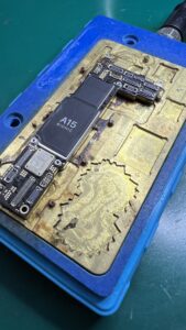 車に轢かれたiPhone13基板修理、破損状況4