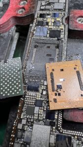 車に轢かれたiPhone13 基盤修理（CPU移植）作業状況1
