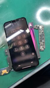 車に轢かれたiPhone13 基盤修理（CPU移植）作業状況3