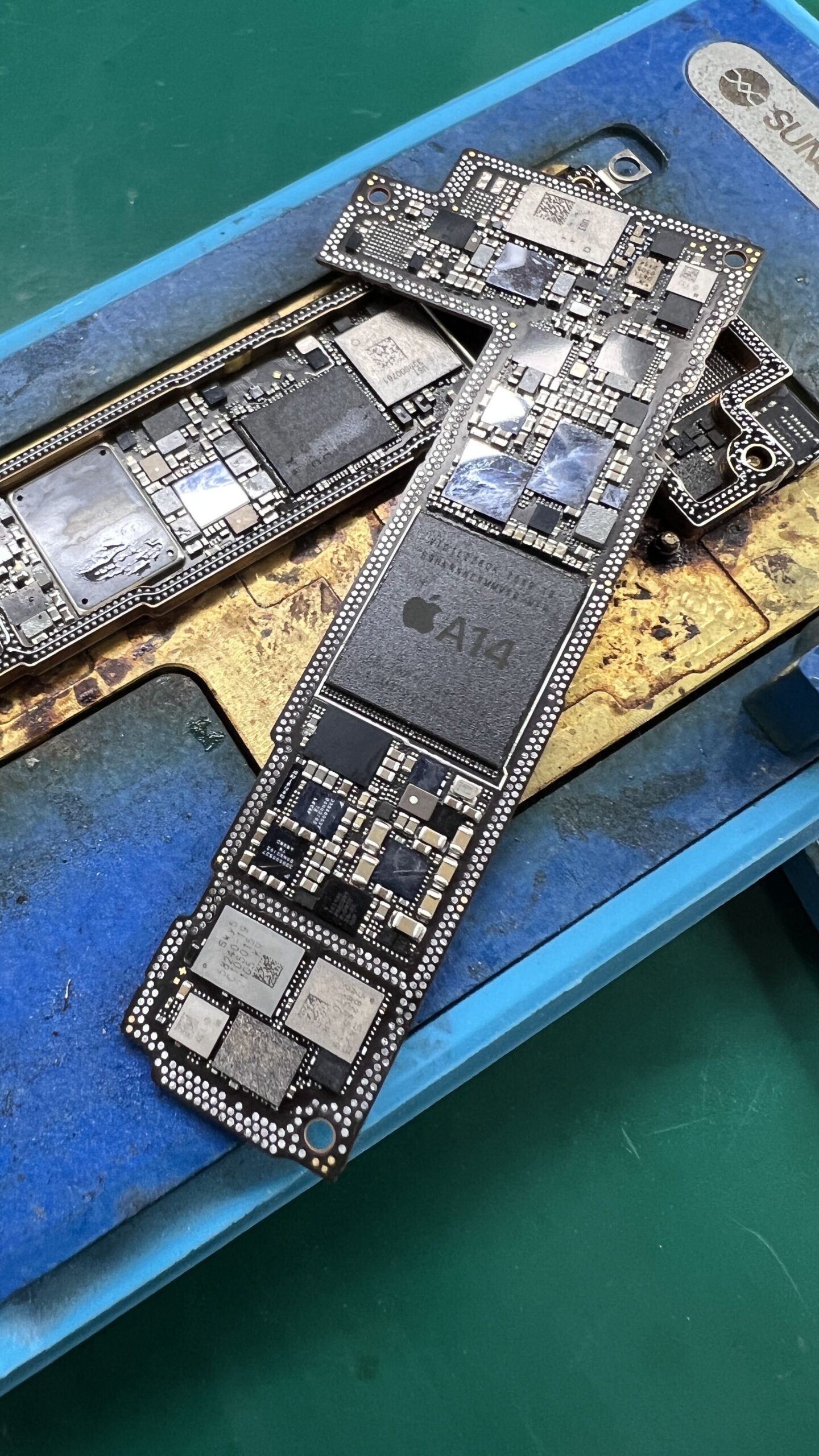 iPhone 12 基板セパレート 水没確認