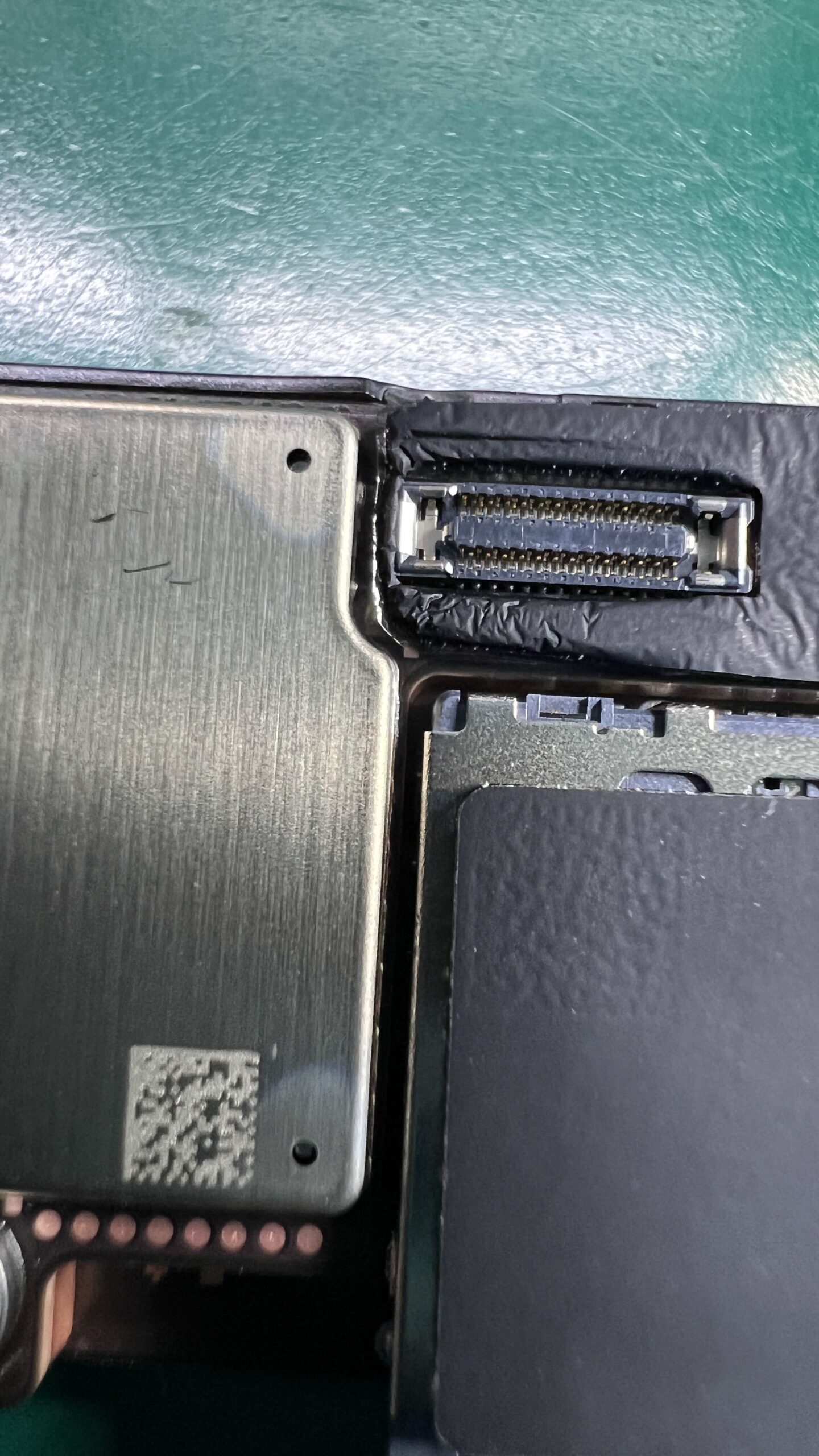 iPhone 16 Pro コネクタ周辺 発熱箇所