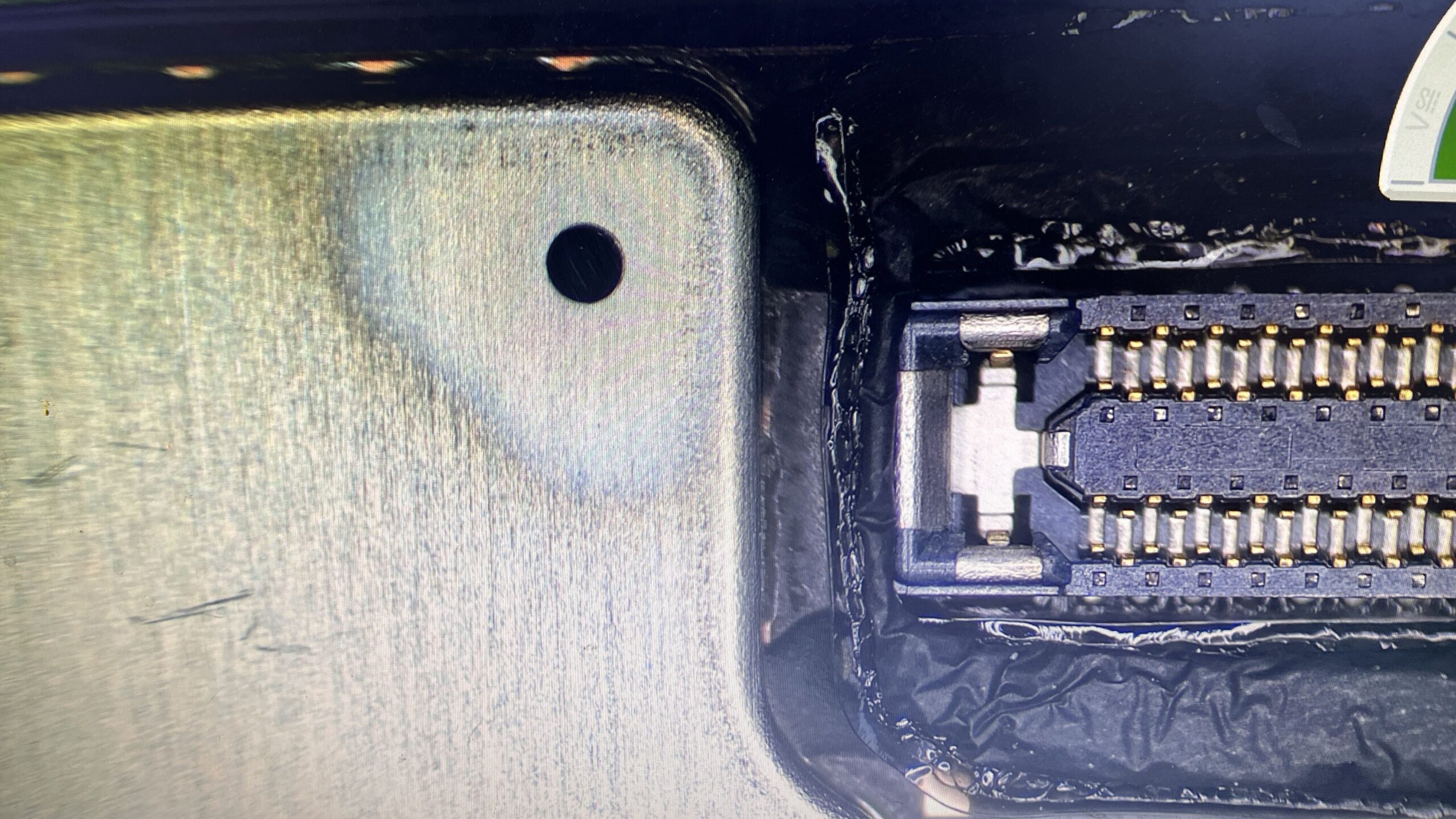 iPhone 16 Pro コネクタ周辺 クッション材の変形