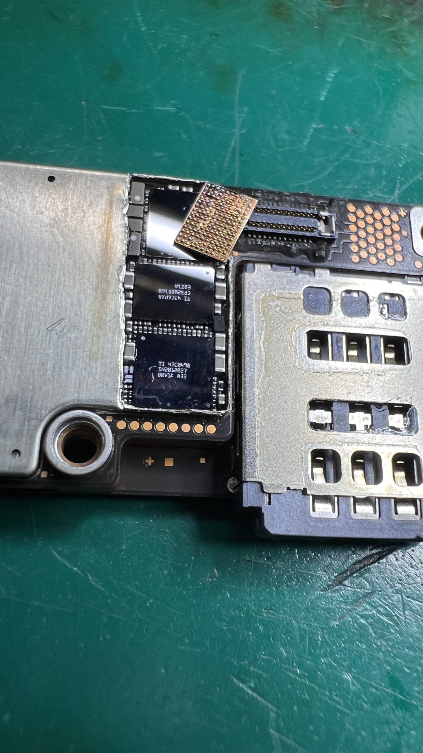 iPhone 16 Pro 基板修理 IC周辺
