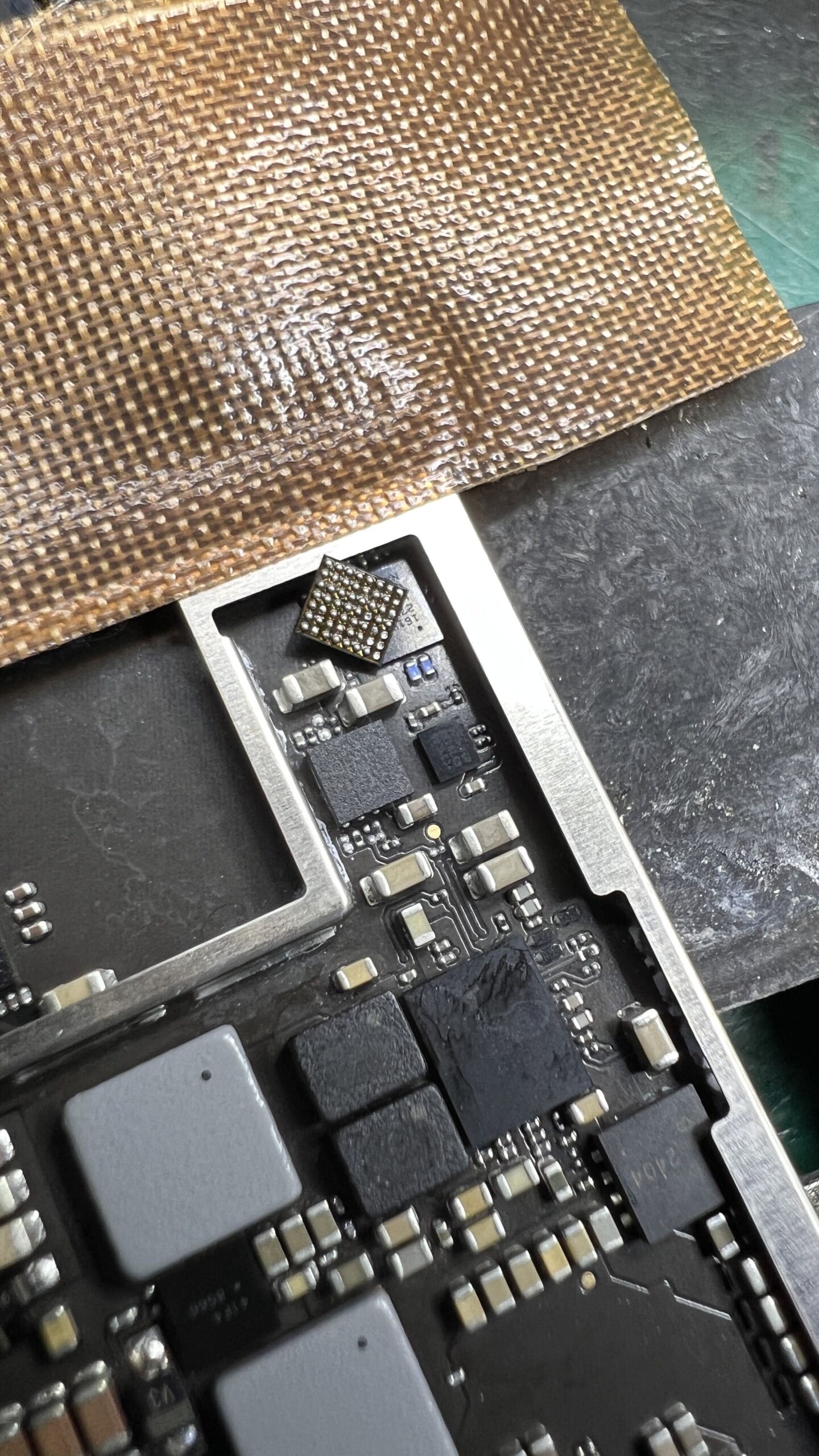 iPad 第9世代 充電制御IC 基板修理