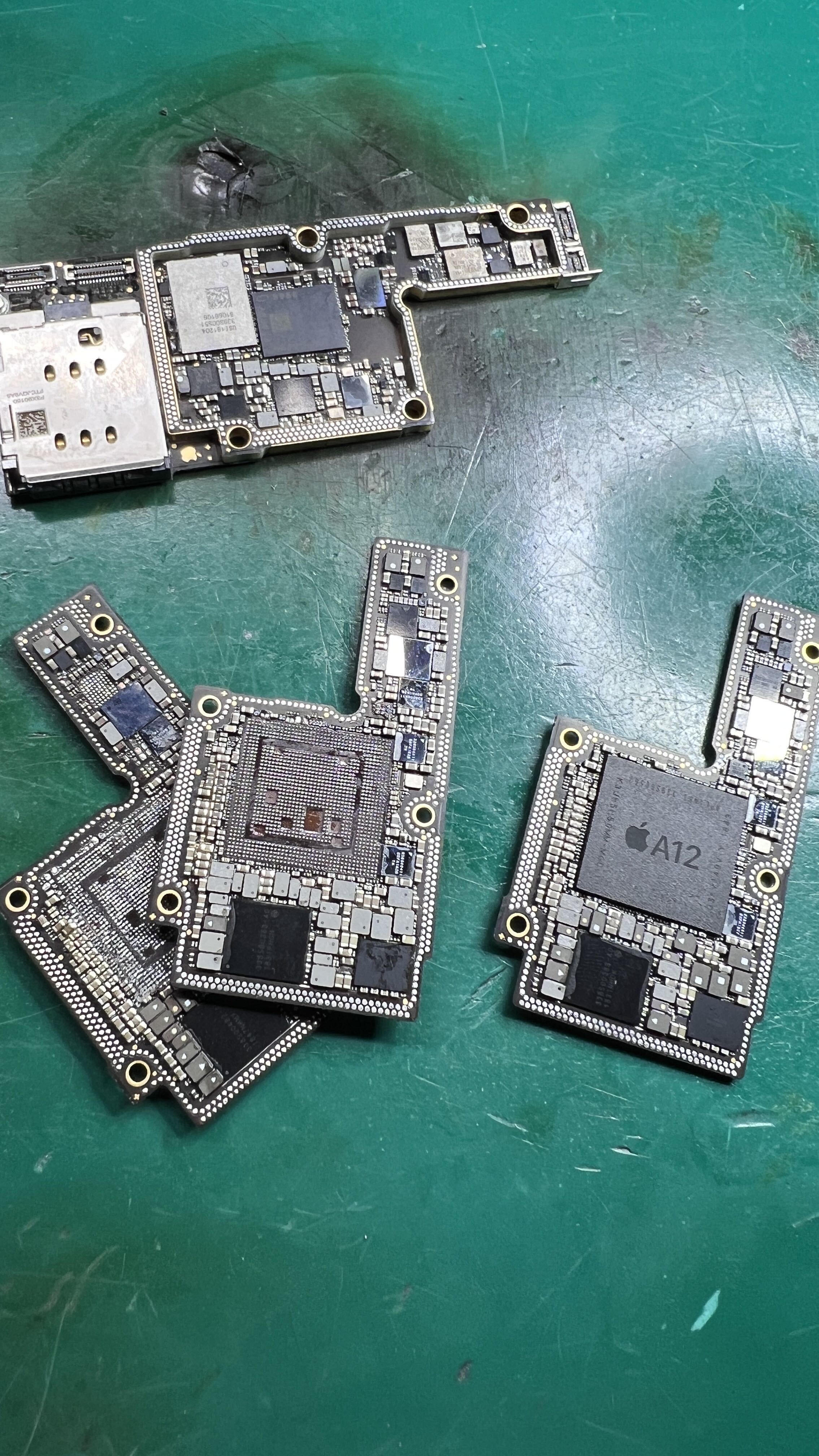 iPhone XS 水没 基板内部 腐食